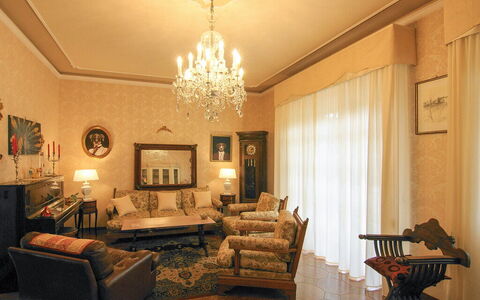 Butterfly Apartment In Lucca: Mueble, Diseño De Interiores, Pared, Piso, Suelo, Sofá, Techo, Habitación, Sala, Lámpara