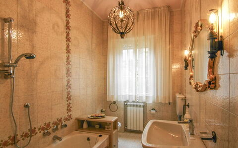 Butterfly Apartment In Lucca: Baño, Arreglo De Tubería, Diseño De Interiores, Piso, Lavabo Del Baño, Suelo, Grifo, Plomería, Encendiendo, Espejo