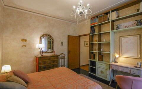 Butterfly Apartment In Lucca: Mueble, Diseño De Interiores, Pared, Madera, Habitación, Habitación, Techo, Cama, Piso, Suelo