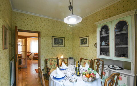 Butterfly Apartment In Lucca: Diseño De Interiores, Mueble, Madera, Techo, Piso, Encendiendo, Comedor, Suelo, Habitación, Mesa