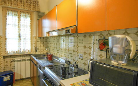 Butterfly Apartment In Lucca: Cocina, Mostrador, Aparato De Cocina, Electrodoméstico, Fregadero, Diseño De Interiores, Piso, Gabinetes, Estufa De Cocina, Encendiendo