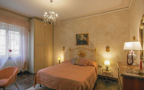 Butterfly Apartment In Lucca: Mueble, Diseño De Interiores, Cama, Habitación, Pared, Suelo, Piso, Sábana, Habitación, Madera