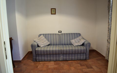 Oasi Della Pergola: Mueble, Sofá, Diseño De Interiores, Piso, Suelo, Madera, Habitación, Sala, Departamento