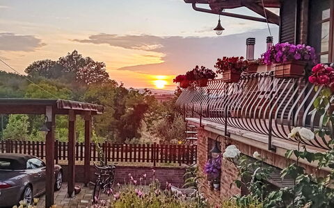 Le Rondini: Balcón, Estructura Al Aire Libre, Noche, Cerca, Oscuridad, Planta De Casa