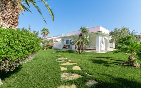 Villa Azzurra Monticelli: Arbusto, Barrio Residencial, Jardín, Inmuebles, Paisajismo, Sombra, Hacienda, Césped, Recurso