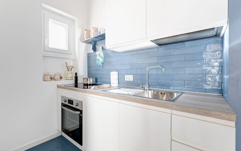 Villa Azzurra Monticelli: Cocina, Electrodoméstico, Piso, Mostrador, Diseño De Interiores, Aparato De Cocina, Suelo, Gabinetes, Casa, Mueble