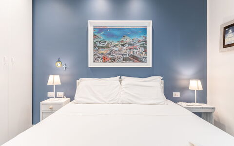 Villa Azzurra Monticelli: Diseño De Interiores, Habitación, Mueble, Suelo, Piso, Cama, Textil, Sábana, Lecho, Habitación