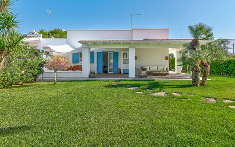 Villa Azzurra Monticelli: Arbusto, Jardín, Inmuebles, Sombra, Paisajismo, Césped, Hacienda, Villa, Yarda