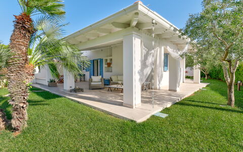 Villa Azzurra Monticelli: Casa, Sombra, Inmuebles, Columna, Recurso, Porche, Estructura Al Aire Libre, Villa, Jardín, Paisajismo
