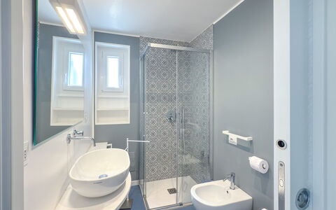 Villa Azzurra Monticelli: Baño, Arreglo De Tubería, Pared, Diseño De Interiores, Piso, Suelo, Lavabo, Plomería, Grifo, Baño