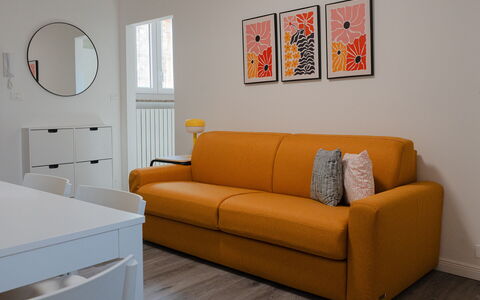 Aselli Home: Mueble, Sofá, Diseño De Interiores, Piso, Madera, Suelo, Sala, Departamento, Habitación