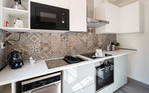 Aselli Home: Cocina, Mostrador, Electrodoméstico, Piso, Diseño De Interiores, Aparato De Cocina, Suelo, Gabinetes, Habitación, Loseta