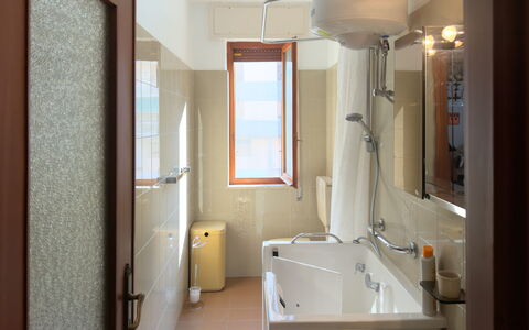Casa Francy - Arma Di Taggia: Baño, Arreglo De Tubería, Diseño De Interiores, Piso, Pared, Suelo, Grifo, Lavabo, Lavabo Del Baño, Plomería