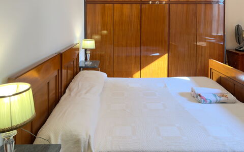 Casa Francy - Arma Di Taggia: Mueble, Piso, Cama, Madera, Diseño De Interiores, Habitación, Suelo, Sábana, Lecho, Encendiendo