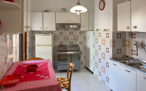 Casa Francy - Arma Di Taggia: Cocina, Electrodoméstico, Aparato De Cocina, Diseño De Interiores, Piso, Madera, Mostrador, Suelo, Mueble, Gabinetes