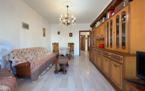 Casa Francy - Arma Di Taggia: Piso, Suelo, Mueble, Diseño De Interiores, Madera, Techo, Habitación, Sala, Suelos De Madera, Sofá