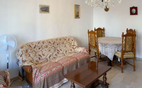 Casa Francy - Arma Di Taggia: Mueble, Diseño De Interiores, Piso, Suelo, Madera, Sofá, Habitación, Mesa, Sala, Marco