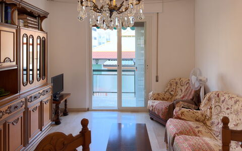 Casa Francy - Arma Di Taggia: Mueble, Piso, Diseño De Interiores, Suelo, Madera, Techo, Habitación, Encendiendo, Mesa, Sala