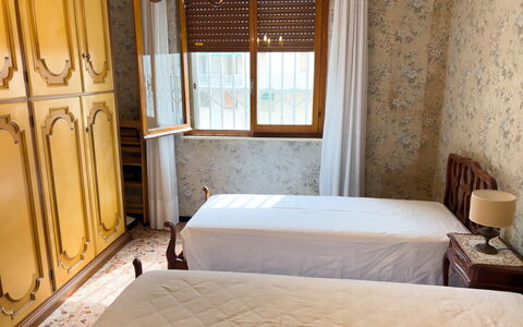 Casa Francy - Arma Di Taggia: Habitación, Madera, Cama, Suelo, Sábana, Piso, Diseño De Interiores, Lecho, Textil, Mueble