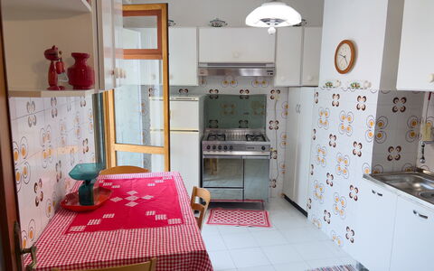 Casa Francy - Arma Di Taggia: Electrodoméstico, Piso, Cocina, Mueble, Aparato De Cocina, Madera, Diseño De Interiores, Suelo, Gabinetes, Habitación