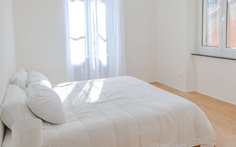 Newly Renovated Ocean View Flat: Suelo, Suelos De Madera, Piso, Madera, Diseño De Interiores, Habitación, Mueble, Suelo Laminado, Habitación, Cama
