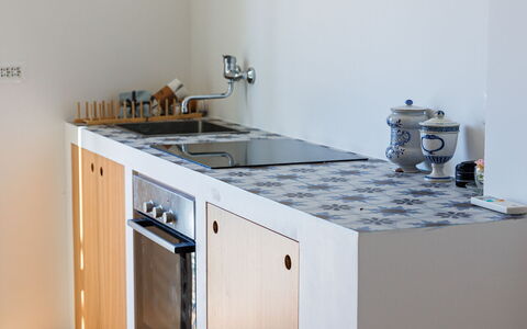Newly Renovated Ocean View Flat: Cocina, Madera, Aparato De Cocina, Piso, Mostrador, Electrodoméstico, Suelo, Diseño De Interiores, Estufa De Cocina, Mueble
