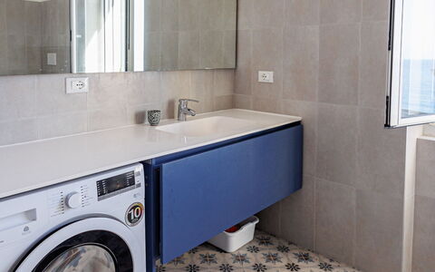 Newly Renovated Ocean View Flat: Lavadora, Piso, Suelo, Secadora De Ropa, Cuarto De Lavado, Arreglo De Tubería, Diseño De Interiores, Loseta, Baño, Material Compuesto