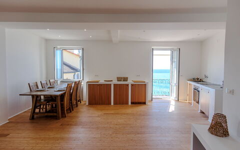 Newly Renovated Ocean View Flat: Piso, Madera, Suelo, Mueble, Suelos De Madera, Madera Dura, Silla, Manchas De Madera, Mar, Cocina Y Comedor Mesa