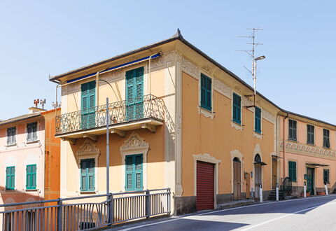 Newly Renovated Ocean View Flat: Pared, Edificio, Ventana, Fachada, Barrio, By, Barrio Residencial, Casa, Asentamientos Humanos, Diseño Urbano