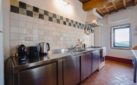 Mensano Old Town Apartment: Cocina, Piso, Mostrador, Diseño De Interiores, Aparato De Cocina, Estufa De Cocina, Electrodoméstico, Techo, Fregadero, Suelo
