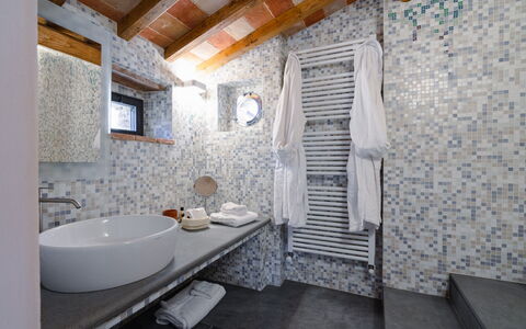 Mensano Old Town Apartment: Pared, Diseño De Interiores, Piso, Arreglo De Tubería, Suelo, Baño, Encendiendo, Techo, Loseta, Grifo