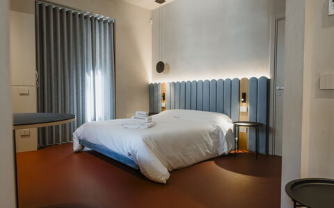 Deb&spa: Diseño De Interiores, Habitación, Cama, Techo, Lecho, Sábana, Lámpara, Marco De La Cama, Lámpara, Cortina