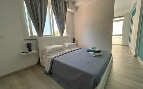 Case Martorelli - Belvedere Marittimo: Diseño De Interiores, Suelo, Piso, Mueble, Habitación, Cama, Habitación, Departamento, Sábana, Techo