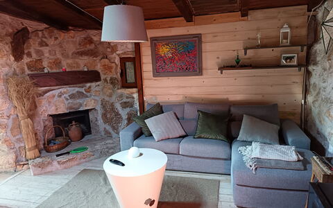 Borgo Incanto: Mueble, Diseño De Interiores, Madera, Piso, Suelo, Sala, Habitación, Encendiendo, Mesa, Silla