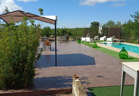 Borgo Incanto: Piscina, Sombra, Mueble Para Exteriores, Jardín, Maceta, Ocio, Patio Interior, Paisajismo, Silla