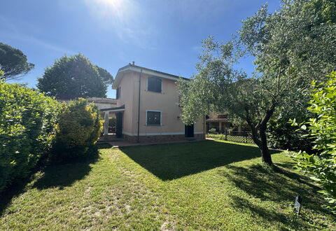 Dependance Egle: Arbusto, Casa, Jardín, Césped, Inmuebles, Yarda, Paisajismo, Patio Interior, Entrada De Coches, Hacienda