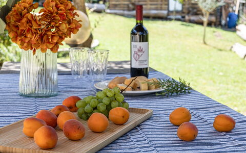 La Pineta Holiday Homes: Comida, Fruta, Vajilla, Produce, Ingrediente, Botella, Mesa, Drinkware, Los Alimentos Naturales
