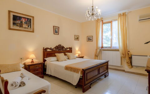 La Pineta Holiday Homes: Mueble, Cama, Diseño De Interiores, Habitación, Sábana, Piso, Madera, Lecho, Suelo, Habitación