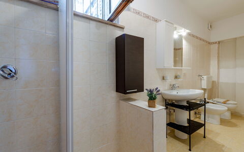 La Pineta Holiday Homes: Baño, Lavabo Del Baño, Arreglo De Tubería, Piso, Pared, Lavabo, Diseño De Interiores, Suelo, Grifo, Baño