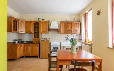 Alfa Apartment: Mueble, Madera, Piso, Diseño De Interiores, Suelo, Cocina, Gabinetes, Cocina Y Comedor Mesa, Encendiendo, Habitación