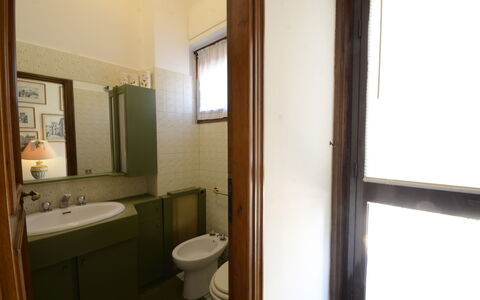Casa Silvia: Lavabo Del Baño, Pared, Arreglo De Tubería, Lavabo, Baño, Piso, Suelo, Asiento Del Baño, Diseño De Interiores, Grifo