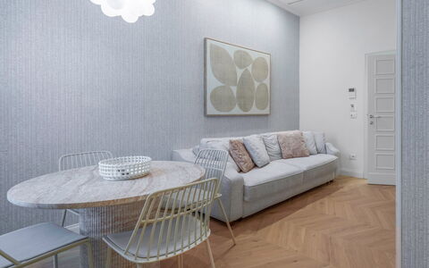 Elegant Apartments Near the Duomo: Mueble, Diseño De Interiores, Piso, Suelo, Madera, Techo, Casa, Sala, Habitación, Suelos De Madera