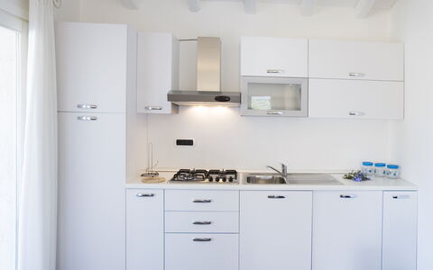 Villa Leccio 2: Cocina, Electrodoméstico, Aparato De Cocina, Mostrador, Gabinetes, Diseño De Interiores, Estufa De Cocina, Electrodoméstico, Fregadero, Piso