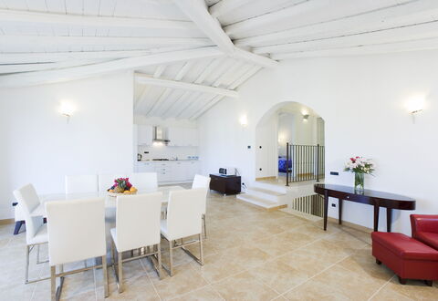 Villa Leccio 2: Diseño De Interiores, Piso, Techo, Mueble, Suelo, Departamento, Habitación, Sofá, Silla