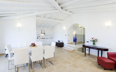 Villa Leccio 2: Diseño De Interiores, Piso, Techo, Mueble, Suelo, Departamento, Habitación, Sofá, Silla