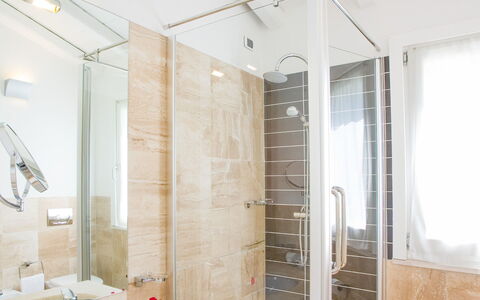 Villa Fico D'india 1: Baño, Arreglo De Tubería, Piso, Suelo, Diseño De Interiores, Lavabo, Plomería, Ducha, Grifo, Lavabo Del Baño