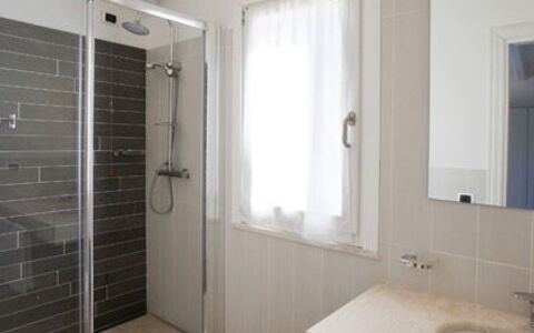 Villa Fico D'india 2: Piso, Suelo, Pared, Diseño De Interiores, Arreglo De Tubería, Baño, Techo, Lavabo, Casa, Encendiendo