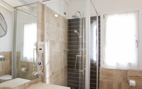 Villa Fico D'india 2: Baño, Piso, Arreglo De Tubería, Suelo, Diseño De Interiores, Lavabo, Lavabo Del Baño, Techo, Baño, Plomería