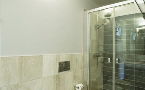 Villa Leccio 1: Diseño De Interiores, Piso, Pared, Suelo, Techo, Arreglo De Tubería, Baño, Lámpara, Encendiendo, Habitación