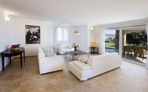 Villa Leccio 1: Mueble, Piso, Diseño De Interiores, Sofá, Techo, Suelo, Sala, Habitación, Casa